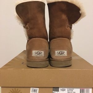 Ugg Bailey Button Short Boot - size 8